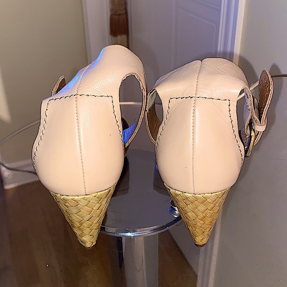 Kelsi Dagger light cream & gold buckle wedge sandals  w/ ankle fasteners 👡 - Picture 6 of 8
